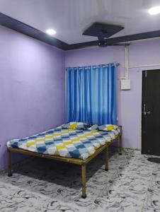 Ένα ή περισσότερα κρεβάτια σε δωμάτιο στο Shri samarth krupa home stay