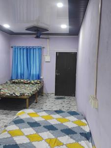Ένα ή περισσότερα κρεβάτια σε δωμάτιο στο Shri samarth krupa home stay