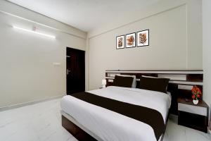 阿鲁法Collection O Aluva Kinfra Hi-Tech Park的房间里有一张大床的卧室