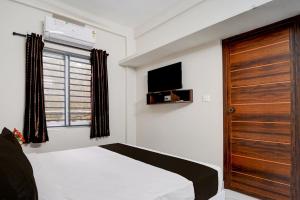 Un televizor și/sau centru de divertisment la Collection O Aluva Kinfra Hi-Tech Park