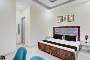 Ένα ή περισσότερα κρεβάτια σε δωμάτιο στο Hotel O Meerut Central College Formerly Saffron