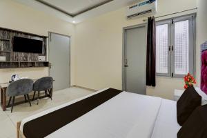 Μια τηλεόραση ή/και κέντρο ψυχαγωγίας στο Hotel O Meerut Central College Formerly Saffron