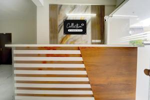 阿鲁法Collection O Aluva Kinfra Hi-Tech Park的墙上有标牌的商店柜台