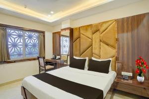 Un pat sau paturi într-o cameră la Super Townhouse Oak Railway Junction Kota Formerly Hotel Crosslane