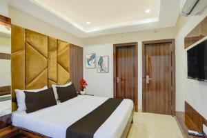 Un pat sau paturi într-o cameră la Super Townhouse Oak Railway Junction Kota Formerly Hotel Crosslane +23 fotografii