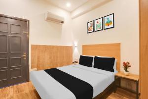 Ένα ή περισσότερα κρεβάτια σε δωμάτιο στο Townhouse Jagatpura Railway Station Formerly Hotel Buddhi +23 φωτογραφίες