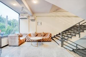 ein Wohnzimmer mit Sofa und Tisch in der Unterkunft Super Townhouse Preet Vihar Metro Station in Neu-Delhi