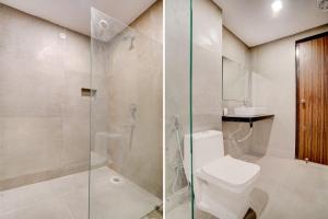 ein Badezimmer mit Dusche, Toilette und Waschbecken in der Unterkunft Super Townhouse Preet Vihar Metro Station in Neu-Delhi