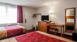 Ένα ή περισσότερα κρεβάτια σε δωμάτιο στο Baymont by Wyndham Lake George +44 φωτογραφίες