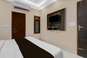 TV a/nebo společenská místnost v ubytování Super Hotel O Deva Road Lucknow Formerly Awadh Regency + 21 fotografií