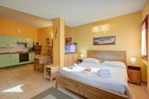 Grange SisesApartment Grange Valle - Happy Rentals的一间带大床的卧室和一间厨房