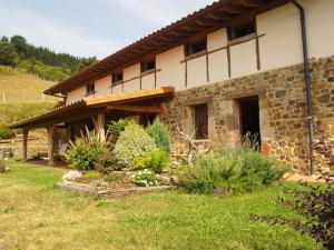 Casa de piedra con porche y patio en Etxekone, en Guernica y Luno