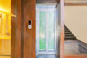 那格浦尔Palette Hotel and Resort Zero Mile Sitabuldi Formerly Gangakashi的楼梯间玻璃门