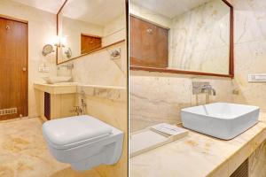 那格浦尔Palette Hotel and Resort Zero Mile Sitabuldi Formerly Gangakashi的两张带有马桶和水槽的浴室的照片