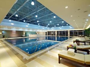 ein großer Swimmingpool in einer Hotellobby in der Unterkunft Gaosu New Century Hotel International Anhui in Hefei