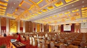 einen großen Bankettsaal mit Stühlen und einer Präsentation in der Unterkunft Gaosu New Century Hotel International Anhui in Hefei + 261 Fotos