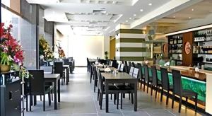 ein Speisesaal mit Tischen und Stühlen in einem Restaurant in der Unterkunft Dongguan Jun Hao Hotel in Dongguan