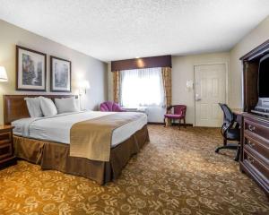 加德纳维尔Quality Inn & Suites Minden的一间配有床和电视的酒店房间