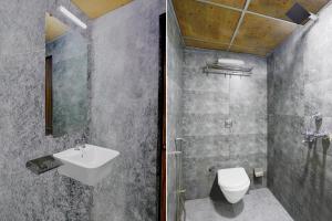 um banheiro com um vaso sanitário branco e uma pia em Super Townhouse Andheri Sakinaka Metro Formerly Hotel Amour em Mumbai