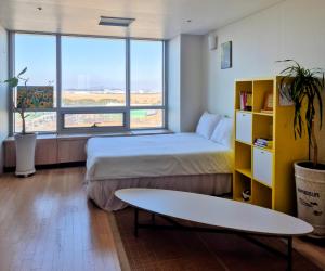 Ένα ή περισσότερα κρεβάτια σε δωμάτιο στο Cozy Bright Studio