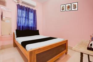 Ένα ή περισσότερα κρεβάτια σε δωμάτιο στο Hotel O Danapur Central Railway Junction Formerly Brij Guest House