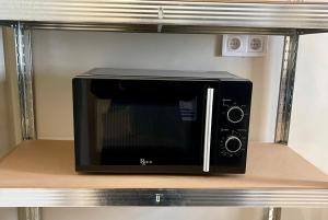 达喀尔Logement standing moderne au centre de Dakar的台面上的一个黑微波炉烤箱