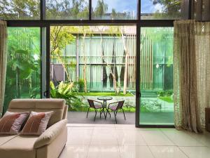 una sala de estar con un sofá y una mesa en Reflexion Puchong Private Pool Villa Group-Friendly, en Cyberjaya