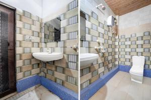 a bathroom with two sinks and a toilet at Super Hotel O Hindon Airport Ghaziabad in Ghaziabad