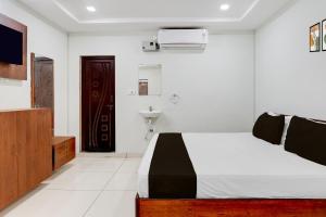 Ένα ή περισσότερα κρεβάτια σε δωμάτιο στο Collection O Mini Bypass Nellore Road Formerly AMR Guest Inn