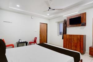 Μια τηλεόραση ή/και κέντρο ψυχαγωγίας στο Collection O Mini Bypass Nellore Road Formerly AMR Guest Inn