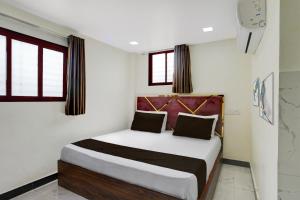 Un pat sau paturi într-o cameră la Super Hotel O Jagruti Nagar Ghatkopar Formerly Icy Cool