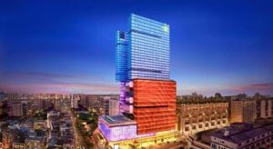 マカオにあるStarWorld Hotelの夜の街の高層ビル