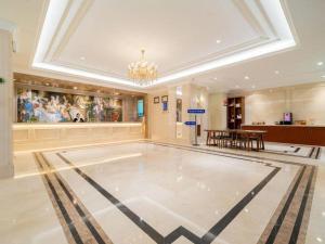 哈尔滨Vienna Hotel Harbin Central Avenue的房间里有吊灯的舞池