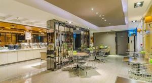 un ristorante con tavoli e sedie in un negozio di Jinjiang Inn Tai'an Taishan Railway Station a Tai'an