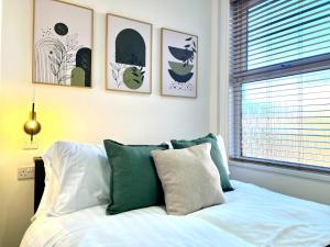 Ένα ή περισσότερα κρεβάτια σε δωμάτιο στο Yastayzzz at Brand New Apartment 3 Worcester House & Free Parking