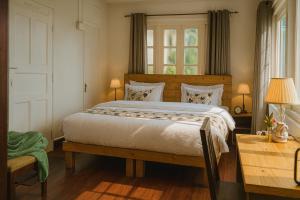 Postel nebo postele na pokoji v ubytování Oslo Mussoorie by Around Stays