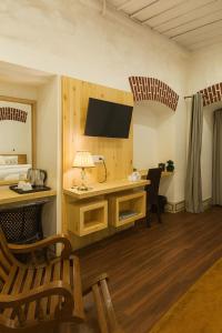 TV a/nebo společenská místnost v ubytování Oslo Mussoorie by Around Stays