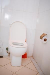 ein Bad mit einem WC und einer Rolle Toilettenpapier in der Unterkunft Kay's place Trainhouse apartments in Zanzibar City