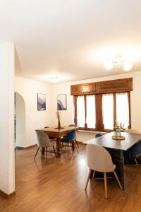 ein Esszimmer mit zwei Tischen und Stühlen in der Unterkunft Clos du Pinot by Hili in Aosta