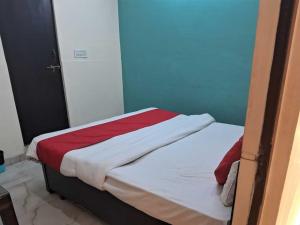 Ένα ή περισσότερα κρεβάτια σε δωμάτιο στο Hotel O Rajiv Gandhi Bus Stop Bangalore Formerly Maharaja