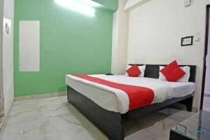 Ένα ή περισσότερα κρεβάτια σε δωμάτιο στο Hotel O Rajiv Gandhi Bus Stop Bangalore Formerly Maharaja