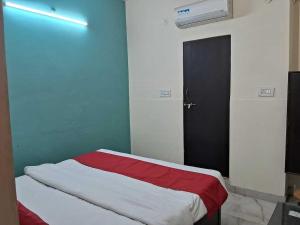 Ένα ή περισσότερα κρεβάτια σε δωμάτιο στο Hotel O Rajiv Gandhi Bus Stop Bangalore Formerly Maharaja +10 φωτογραφίες