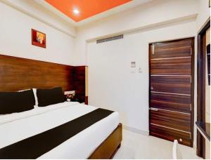 Giường trong phòng chung tại Townhouse Passport Office Saligramam Formerly K.K Nagar Residency +10 ảnh