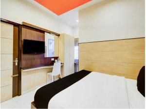 Giường trong phòng chung tại Townhouse Passport Office Saligramam Formerly K.K Nagar Residency