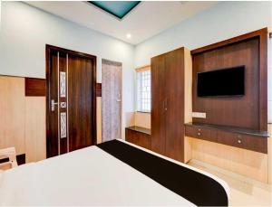 TV/trung tâm giải trí tại Townhouse Passport Office Saligramam Formerly K.K Nagar Residency