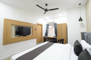 Ένα ή περισσότερα κρεβάτια σε δωμάτιο στο Hotel O Square Mall Hyderabad Formerly A1 Classic