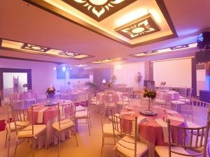 SuizoL Square Hotel的房间里有桌椅的宴会厅 更多152张照片