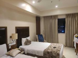 Ένα ή περισσότερα κρεβάτια σε δωμάτιο στο Hotel O Square Mall Hyderabad Formerly A1 Classic