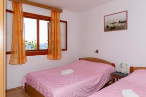 En eller flere senge i et værelse på KUĆA IVANA