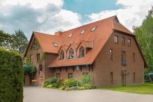 ein großes Backsteingebäude mit rotem Dach in der Unterkunft Hotel Stettiner Hof in Greifswald